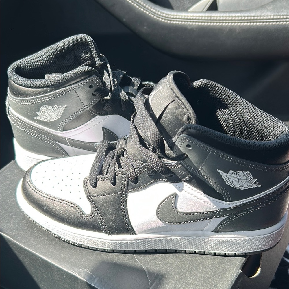 Air Jordan 1 Mid Youth